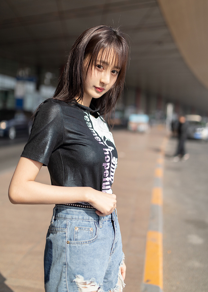 马泽涵启程巴黎时装周 机场造型尽显少女潮酷感