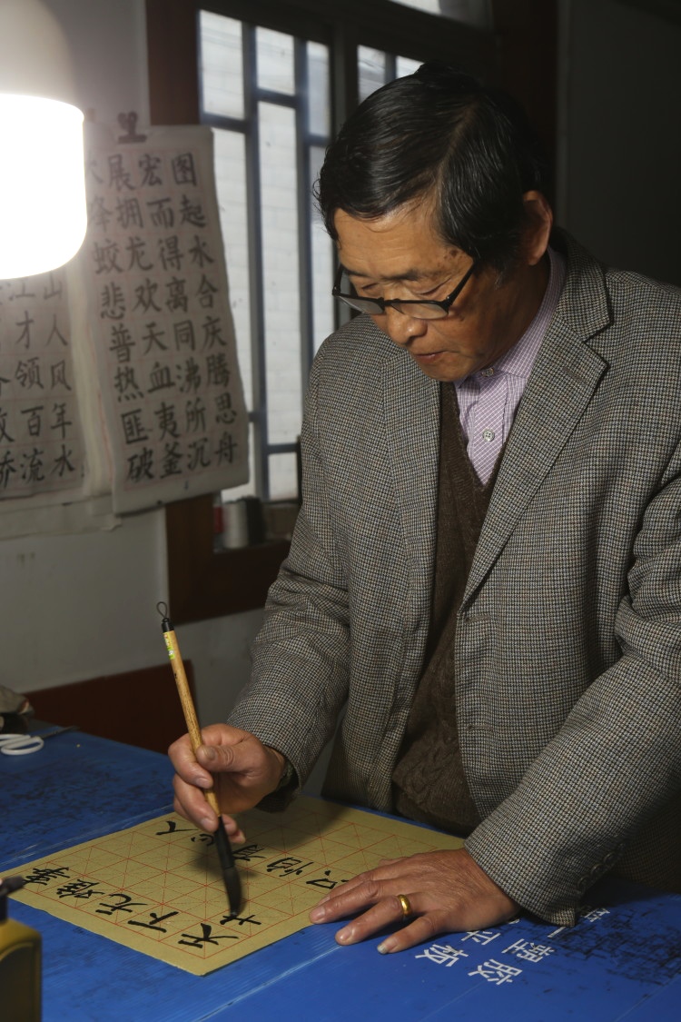 常熟退休教师李文华书写25米《三字经》长卷