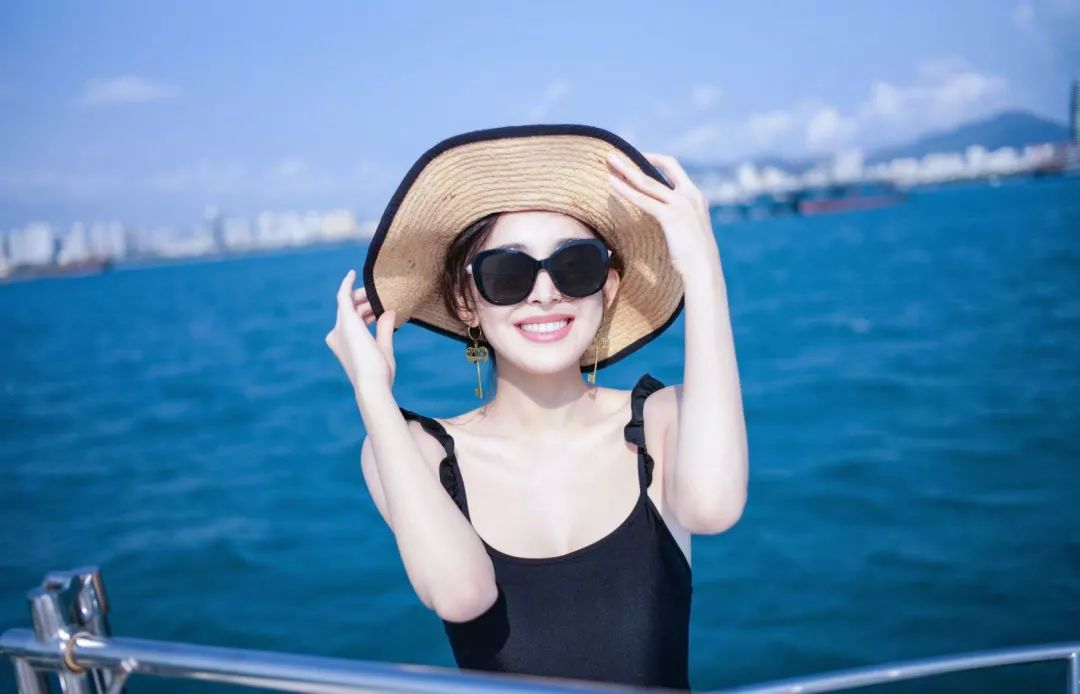 古力娜扎海边度假穿泳衣露美背,看完照片网友:白到发光太羡慕!