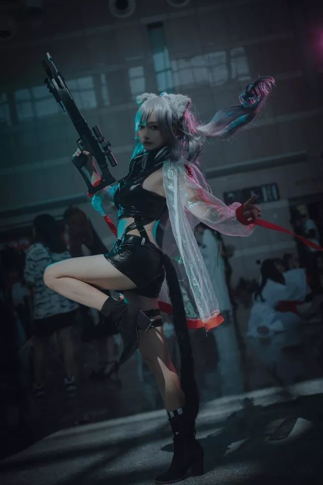 漫展cos美图:明日方舟——黑,这个光影有点酷啊!