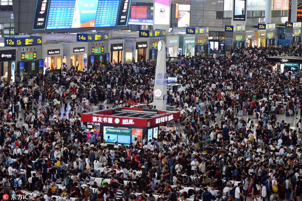国庆长假上海虹桥火车站人山人海