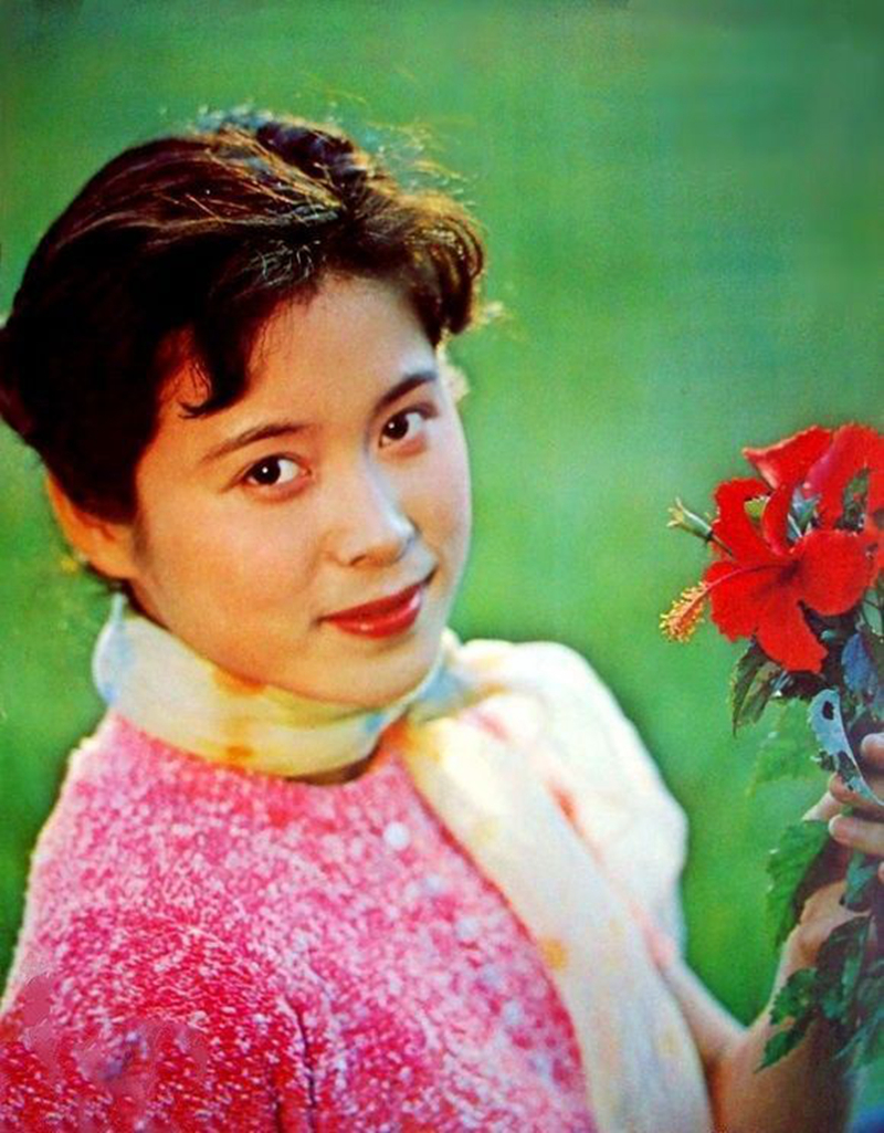 她出道于《小字辈》,主演《梅花巾》成名,几十年无音讯让人费解