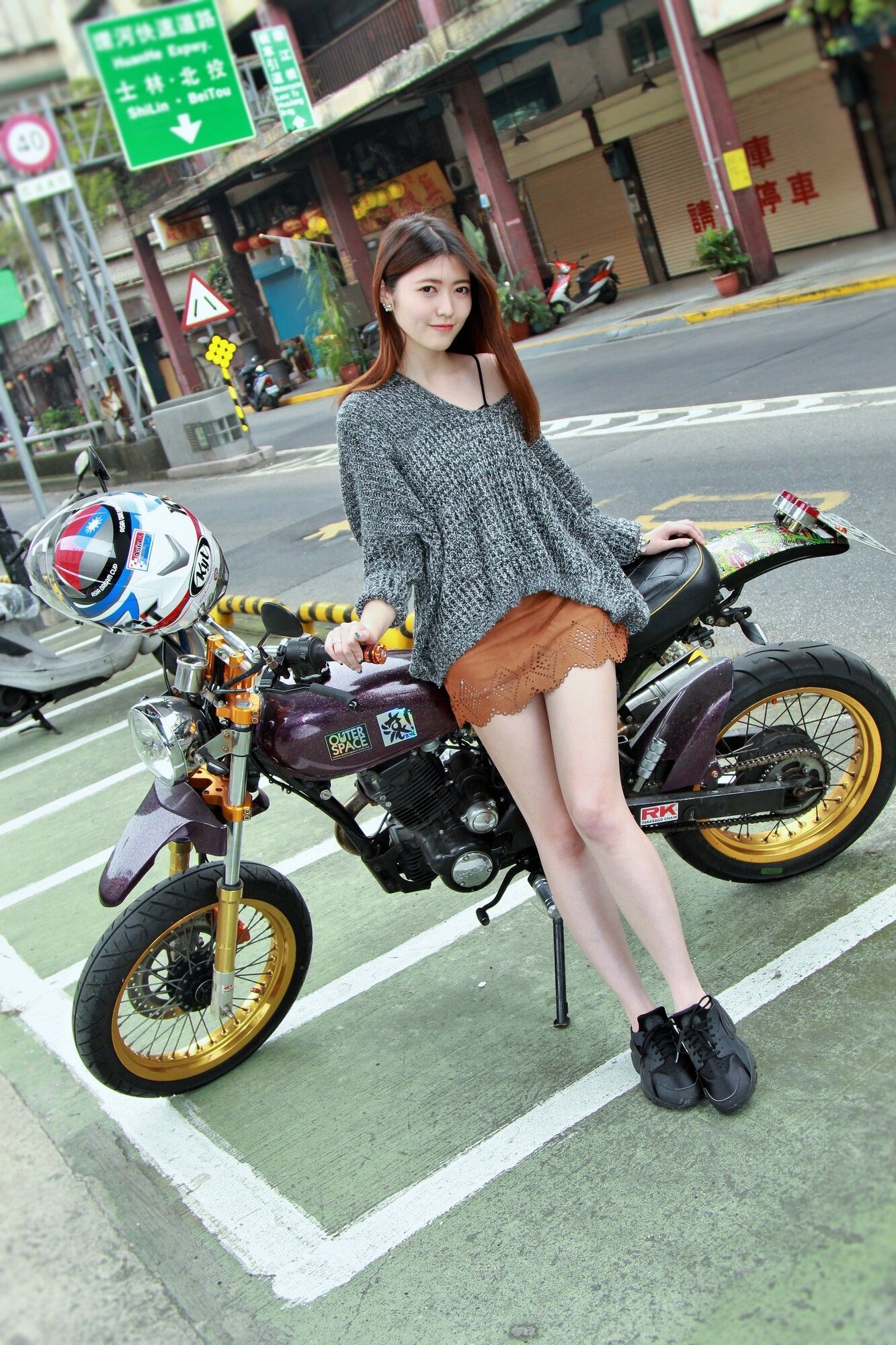 毛衫短裙长腿台湾龍山寺机车美女brindy薛薛