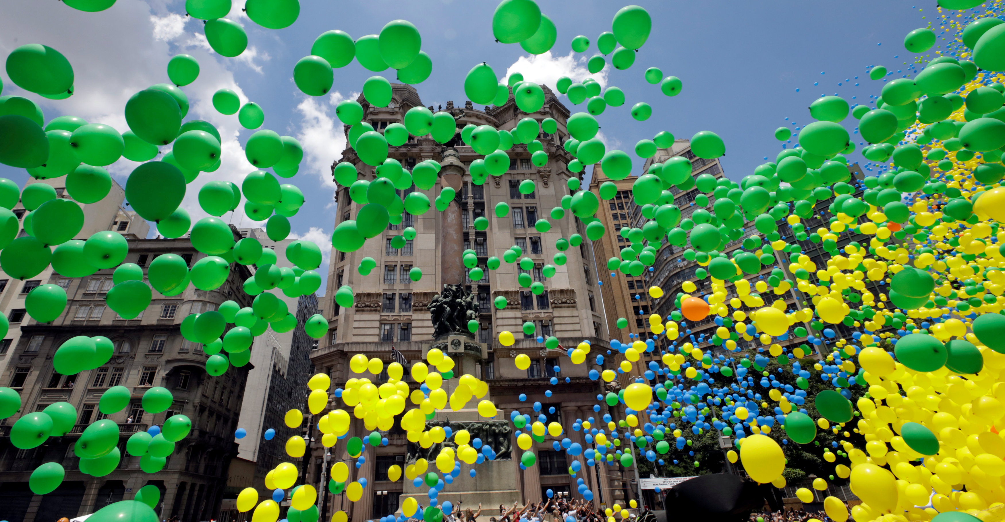 放飞气球迎新年(3)