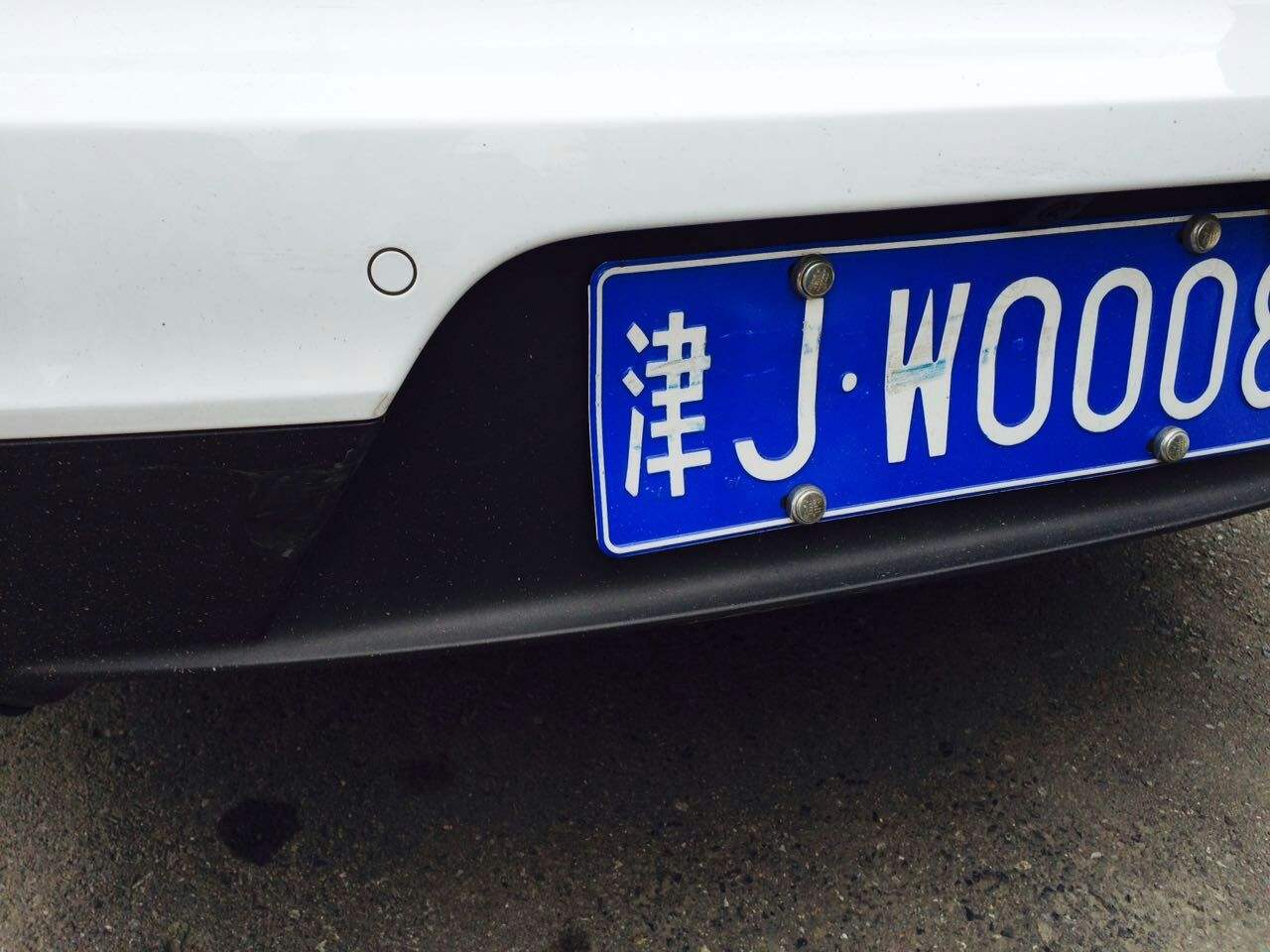 车牌被石子打出划痕,也算故意遮挡号牌?车主被罚200很憋屈