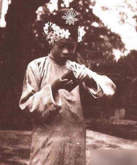 末代皇妃文秀的老照片:图2十三岁的文秀,最后一张是选秀时的她