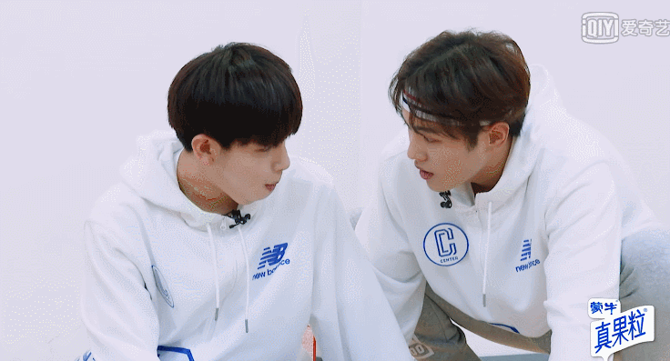 《青春有你》李汶翰胡春杨互动超好笑!这俩人的猩猩梗