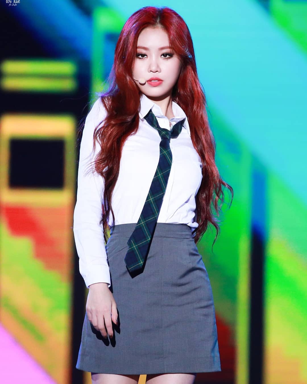 gidel成员徐穗珍一身职业装很霸气,红色头发获好评