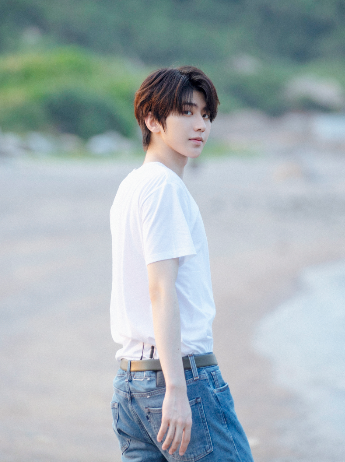 蔡徐坤穿白t配牛仔裤海边拍写真,简约活力又不失少年感