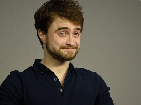 丹尼尔当年还是那个戴眼镜斯斯文文的小正太(哈利波特),现在却成了一