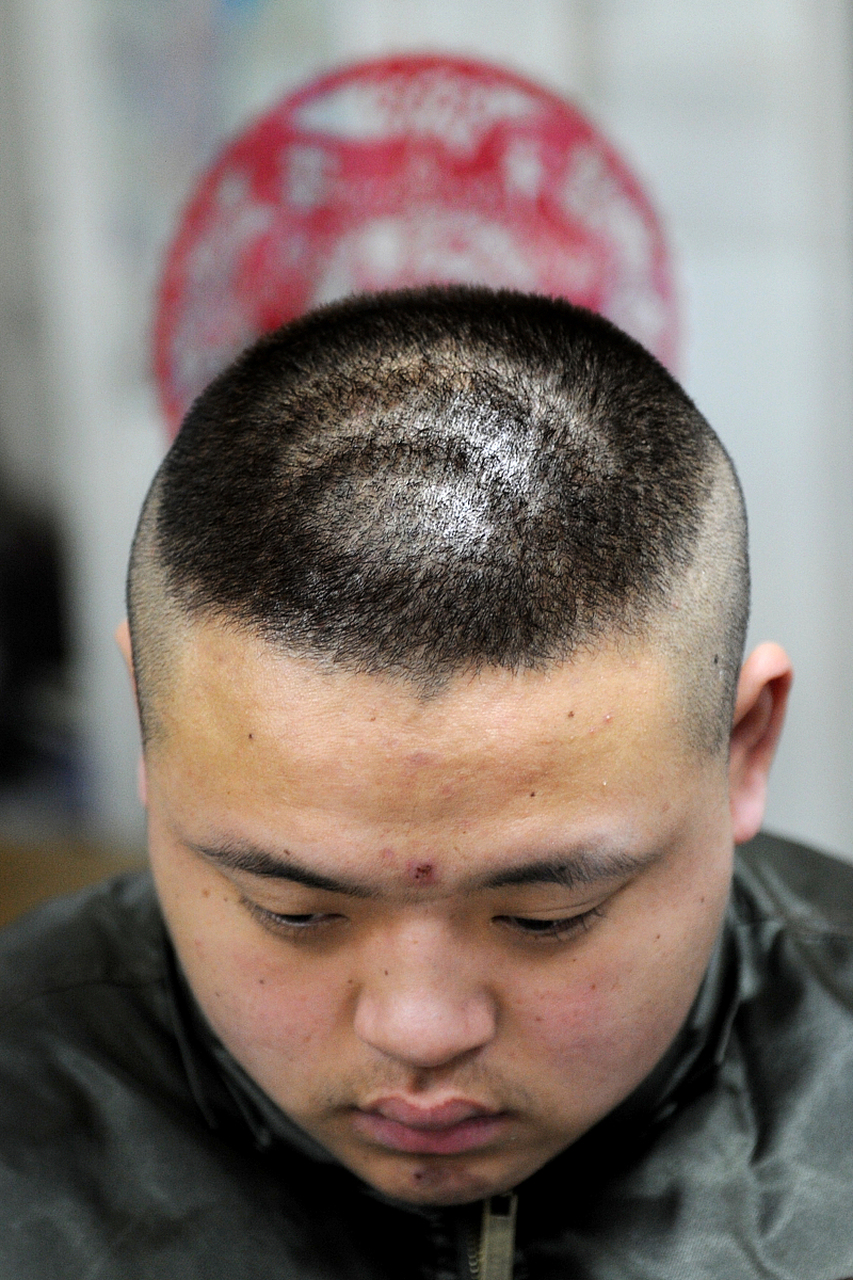 经常剃光头头发会变浓密吗?