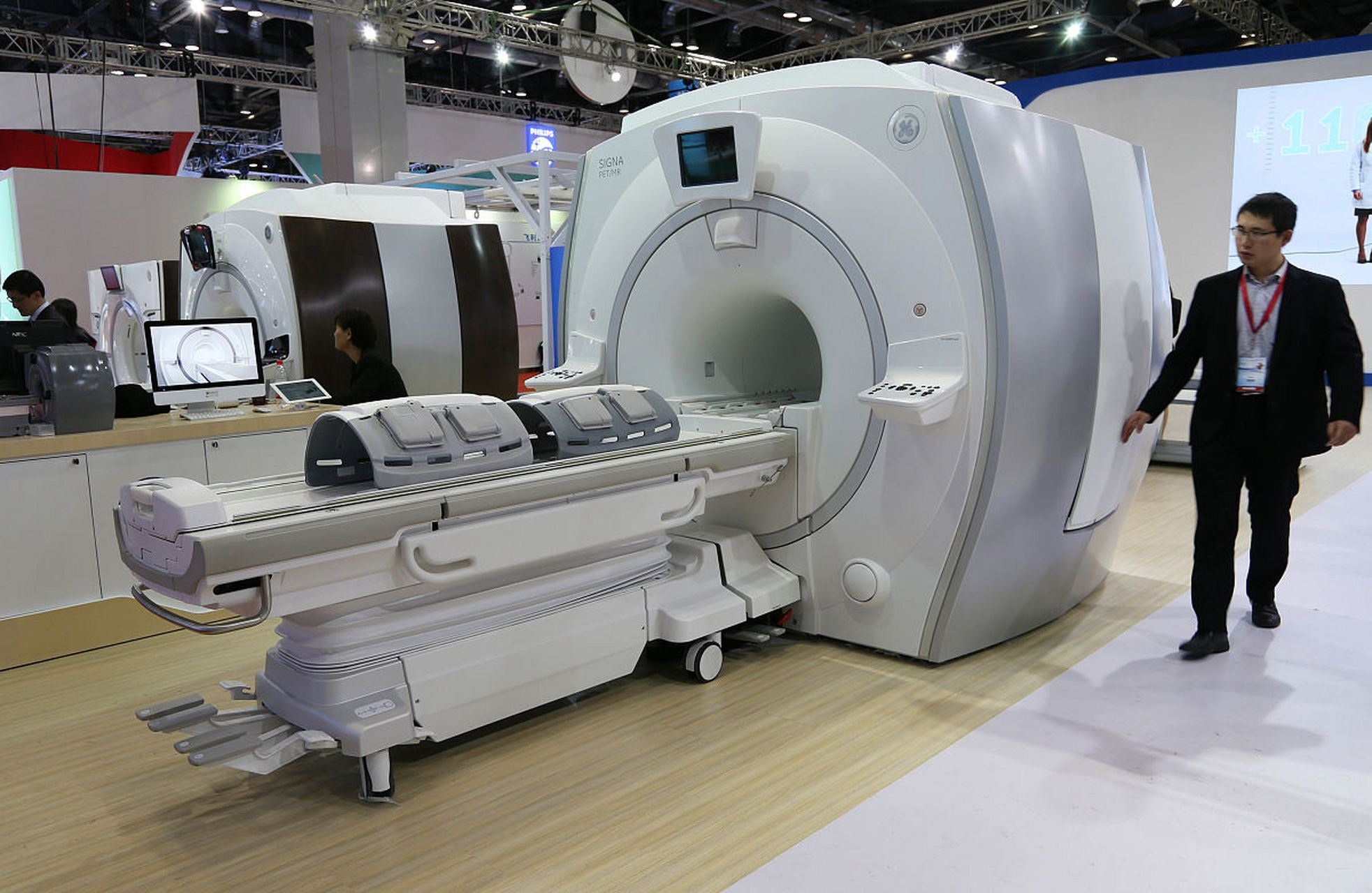 在中国科学院深圳先进技术研究院,生产线上生产的