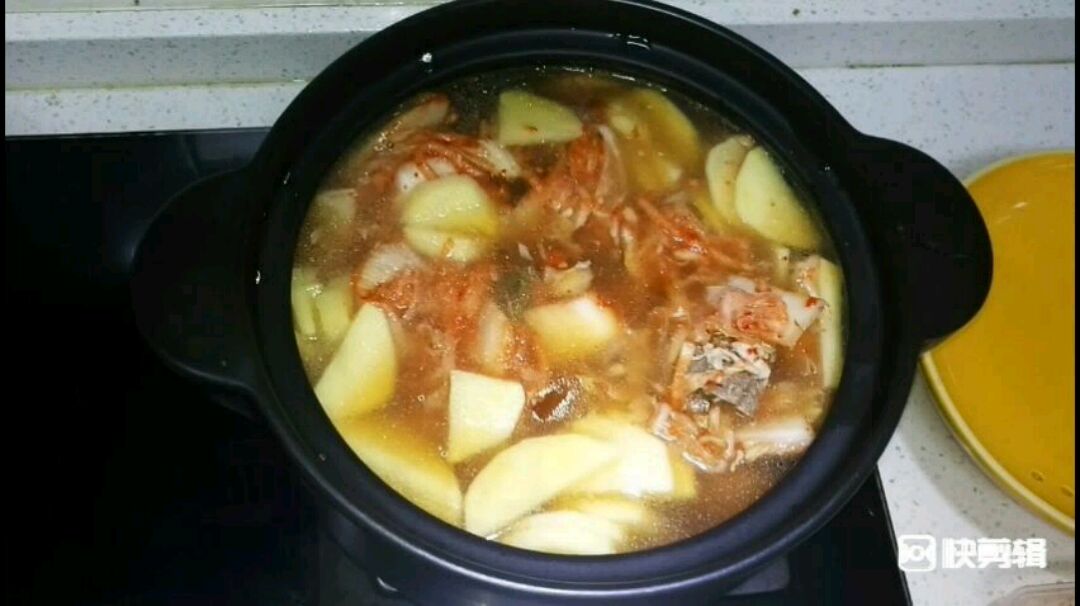 韩餐店里好吃的龙骨辣白菜汤,原来做法这么简单口味正宗+关注解答