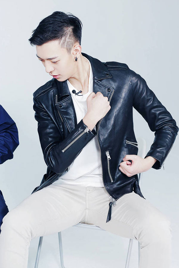 一组关于卜凡的棚拍,搞怪天王上身,各种奇葩动作都有!