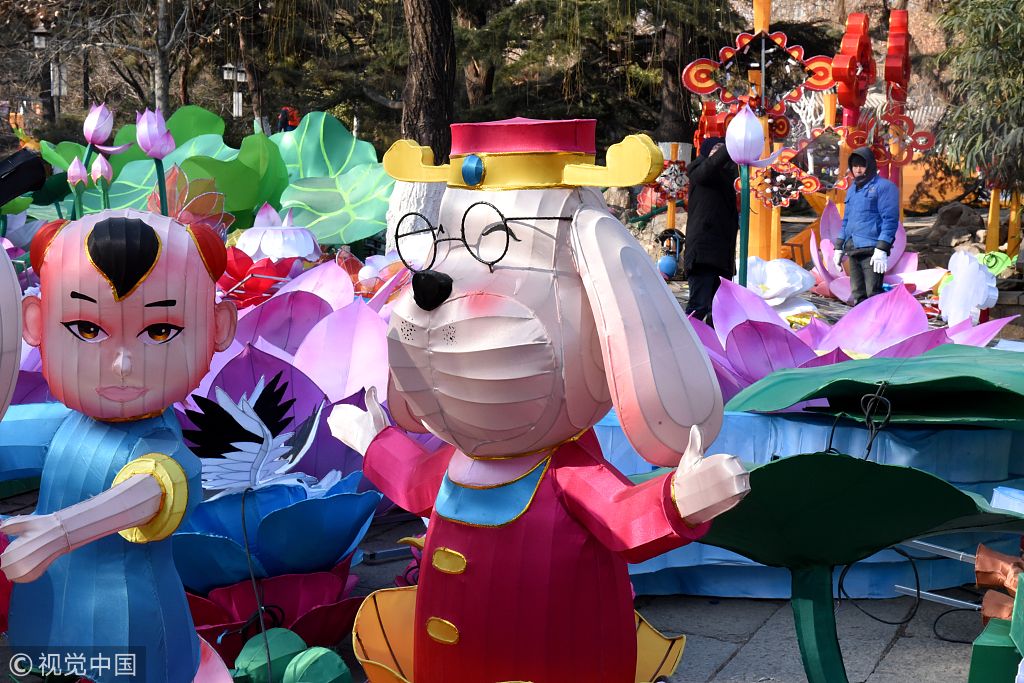 济南趵突泉花灯亮相  萌狗造型成亮点