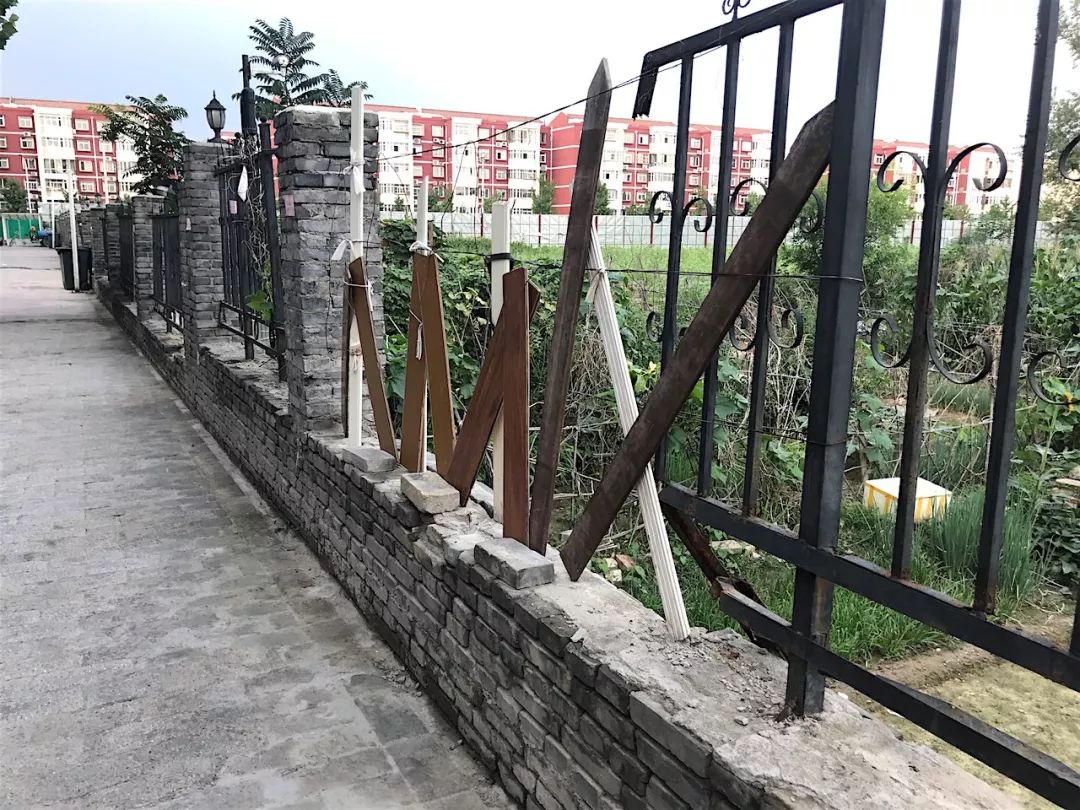 围墙晃地面塌,入住才10年的小区咋就变这样?