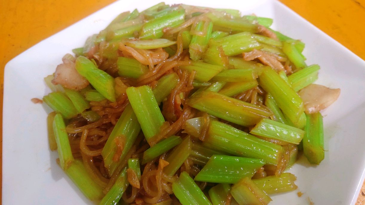 大厨教你芹菜好吃的家常做法,简单易学、下酒又下饭,1大盘不够吃