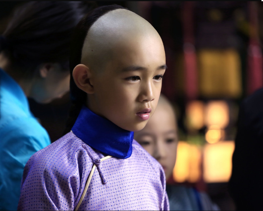 《如懿传》小阿哥和小格格花絮照,萌翻剧场,却被他的侧颜撩到!