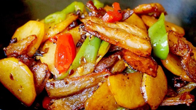 五花肉干锅茶树菇,茶树菇其味道鲜美,脆嫩可口,又具有较好的保健作用