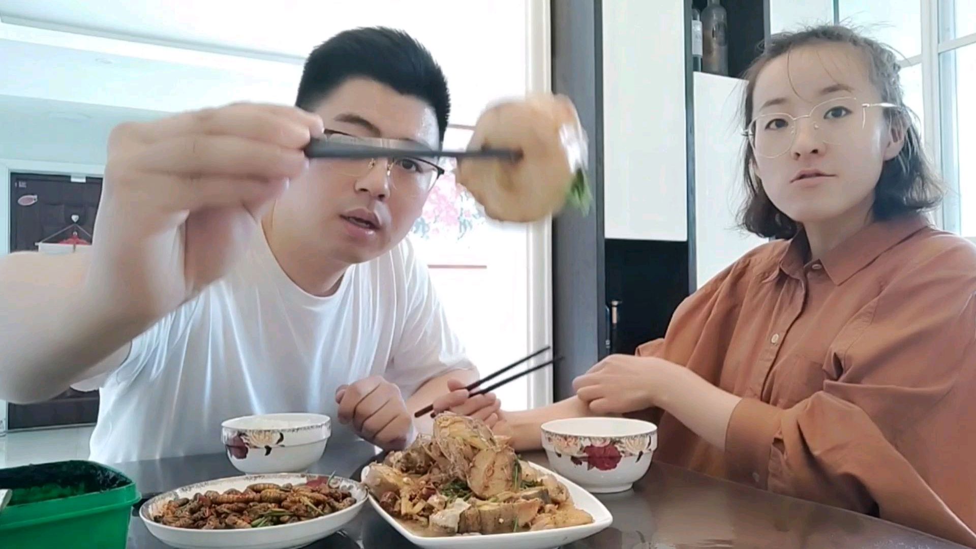 媳妇继续掌勺,做“大姑娘辫子鱼”,再来份辣炒蚕蛹