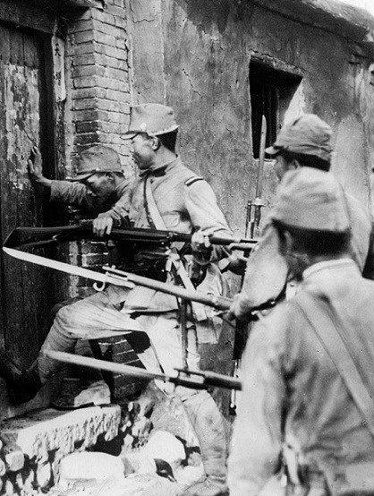 抗日时期老照片:图一三名小孩扛着大刀,图三日军用枪砸百姓大门