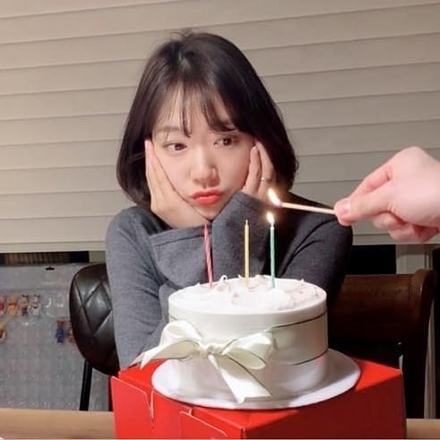 好事将近?朴信惠庆祝29岁生日,左手无名指戒指非常抢镜!