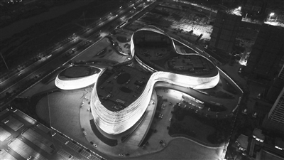 "连云港大剧院"上演灯光秀 展现震撼夜景