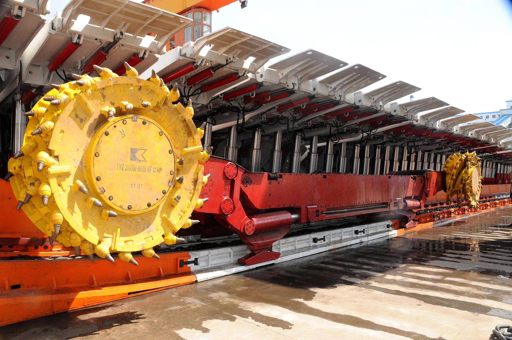 采煤机是机械化煤矿开采必不可少的重要设备之一.用于掏槽落煤.