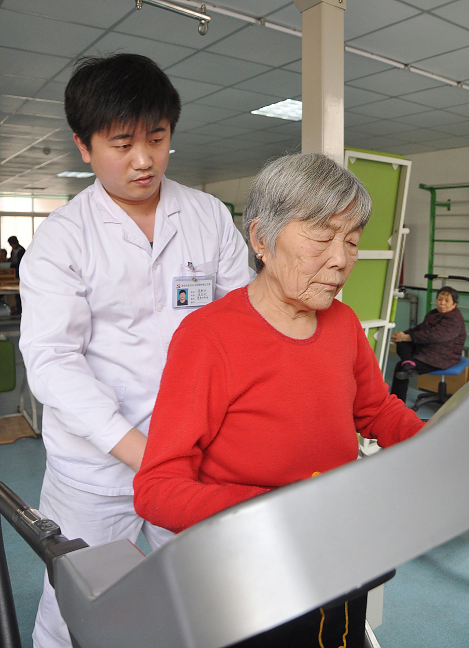 放疗病人太多!今天被安排照顾一个放疗的病人,72岁老太太,宫颈癌.