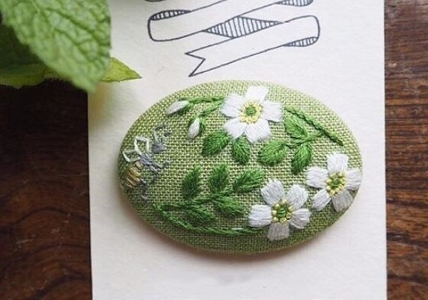 花瓣用了缎面绣,花芯用了法国结粒绣,花茎用了轮廓绣,叶子用了雏菊绣