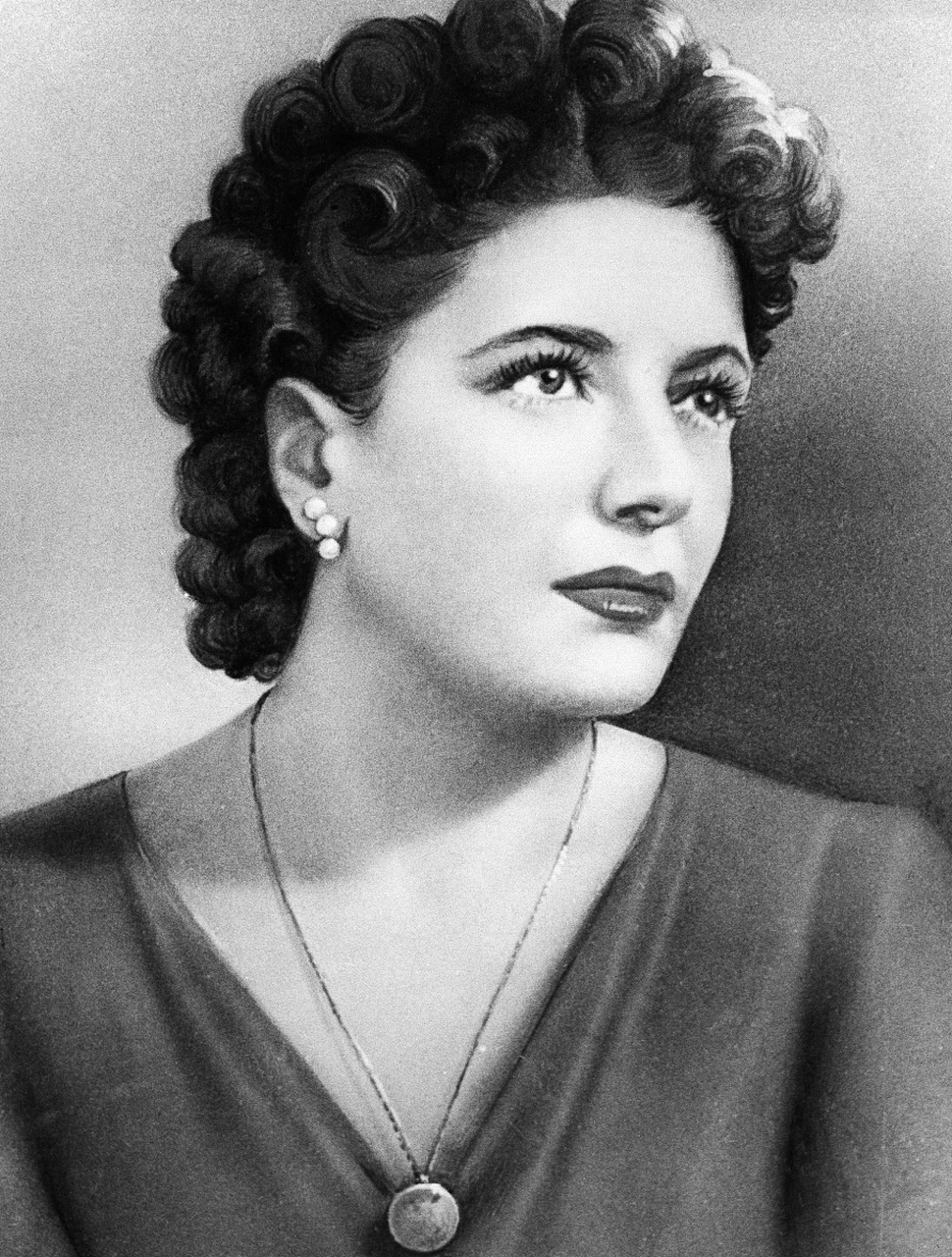 贝塔西被处死时穿着短裙,尸体被倒挂示众,内衣外露.