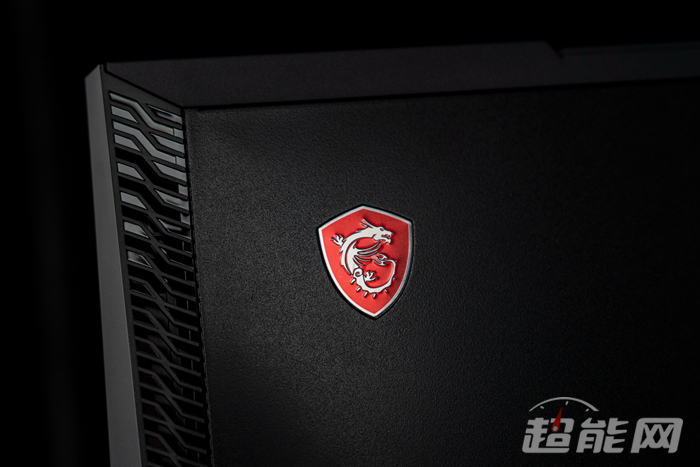 无论是玻璃侧板还是金属侧板,上面都有微星的龙盾logo