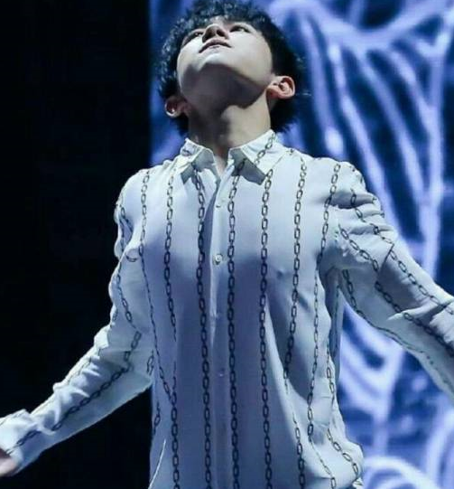 易烊千玺胸肌梨涡猖狂,还总用这个动作撩粉丝,粉丝:我的妈呀!