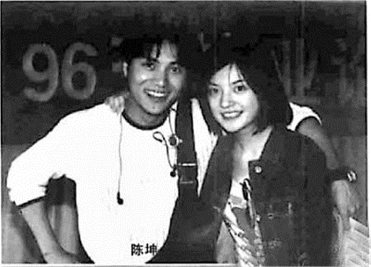 赵薇罕见晒与陈坤贴脸照,粉丝却心寒,吐槽:好了伤疤忘了疼?