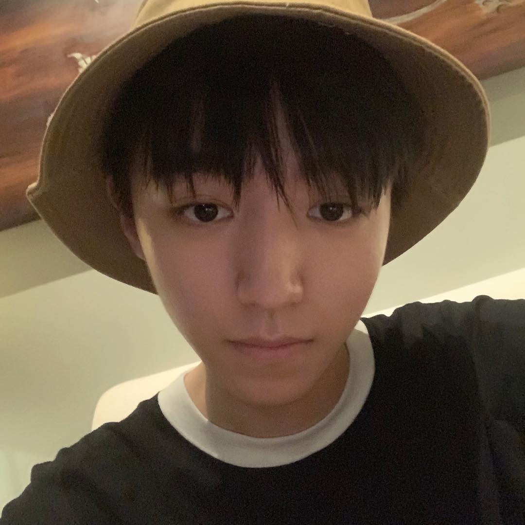 王俊凯ins更新自拍照 渔夫帽男孩送上晚安问候