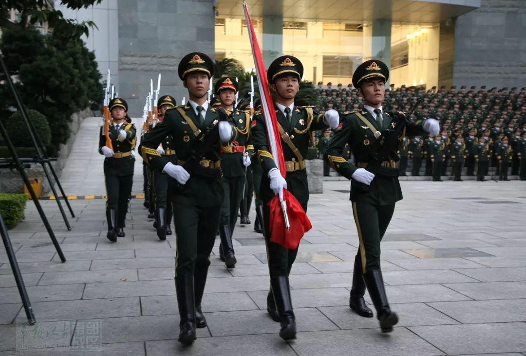 駐澳門部隊舉行升國旗儀式慶祝澳門迴歸祖國十九週年