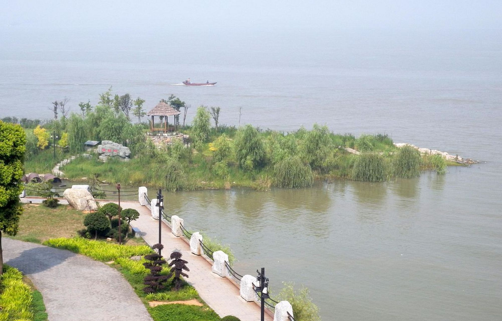 安徽巢湖水域面积广阔,景色秀丽,被誉为"江南水乡的明珠".