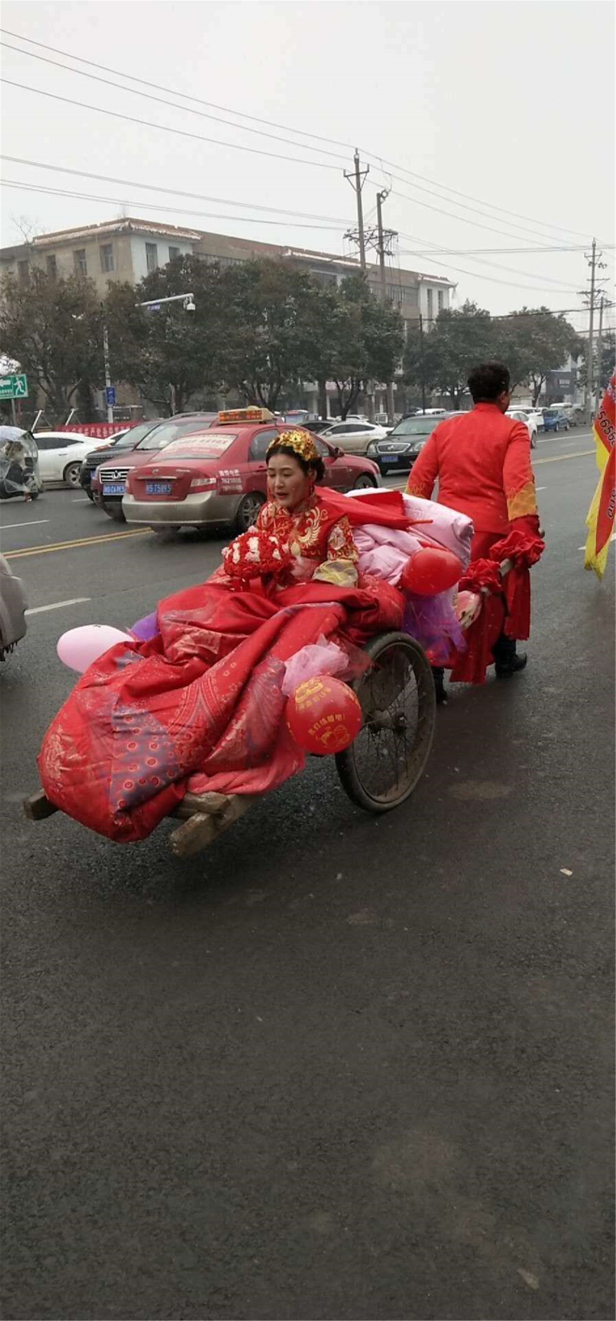 小伙拉着板车迎娶新娘,网友称辛苦并快乐着
