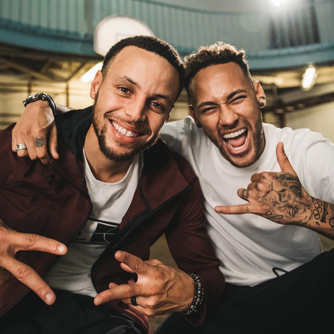 笑容满面!库里与内马尔帅气合影