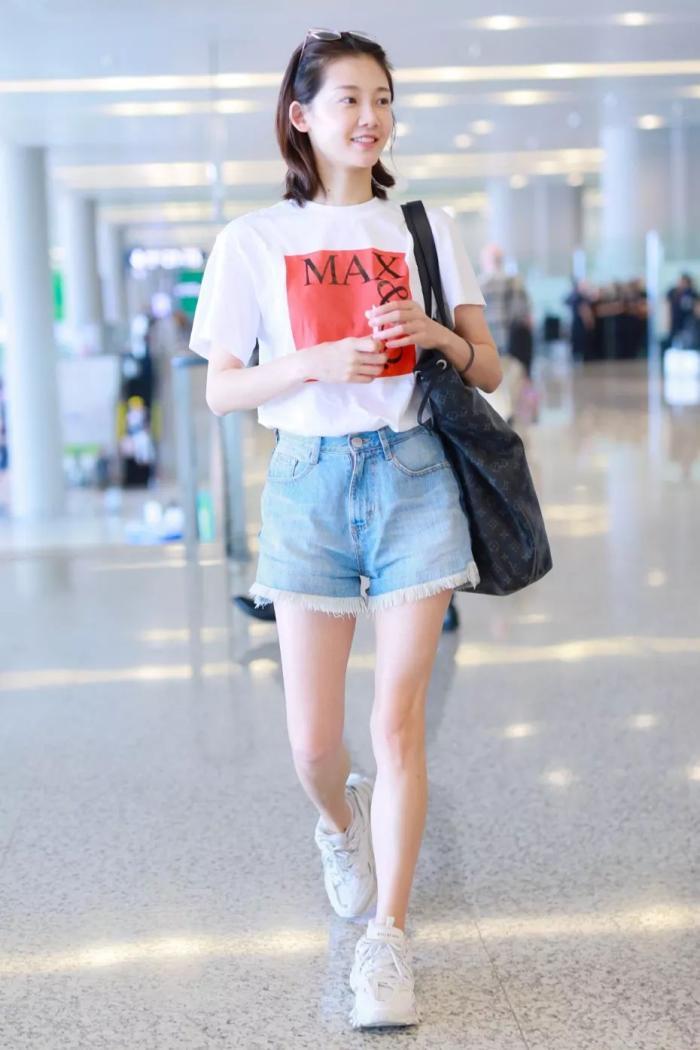 苗苗被爆恋情后现身机场,白t搭牛仔短裤气质佳,30岁素颜真清纯