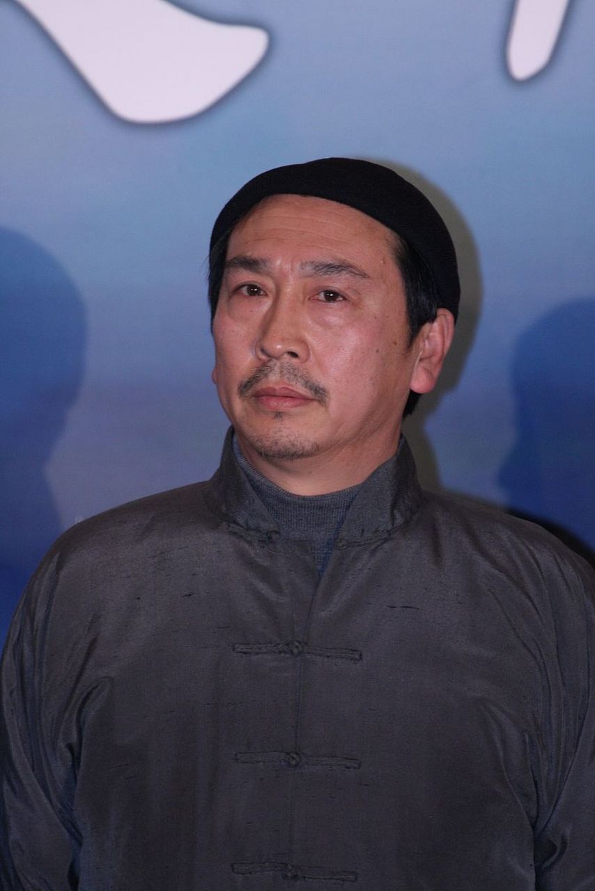 1972年,毕彦君加入了鞍山话剧团,凭借其端庄的外表和表演才华,成为剧