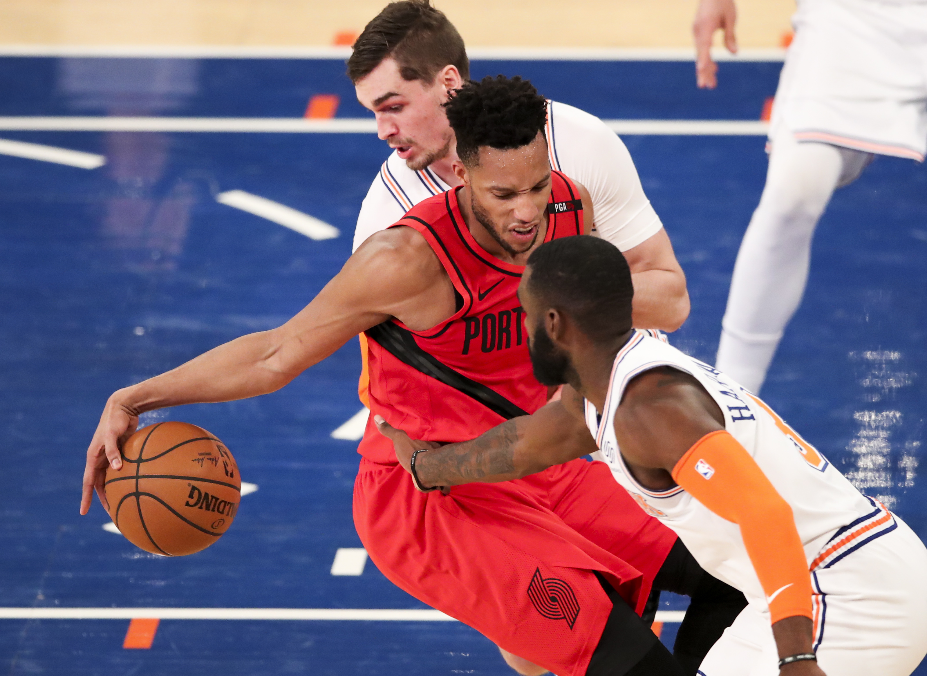 11月20日,开拓者队球员特纳(中)在比赛中运球.新华社记者王迎摄