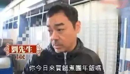 热心市民"周女士",在路边转角镜唱歌,明星包袱在她身上看不到