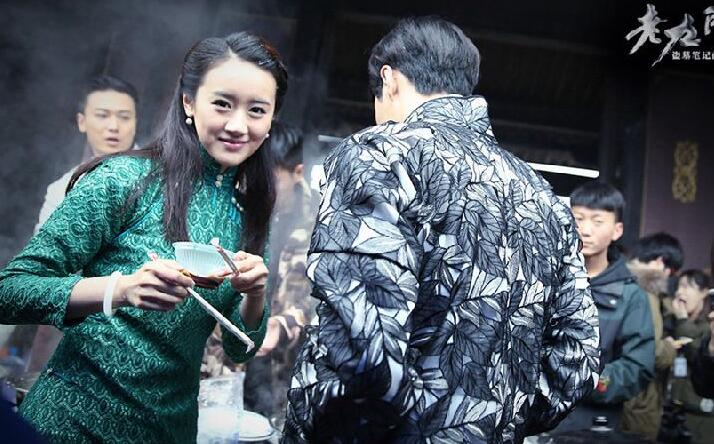 《老九门》幕后花絮照,网友:陈伟霆的化妆师好漂亮!