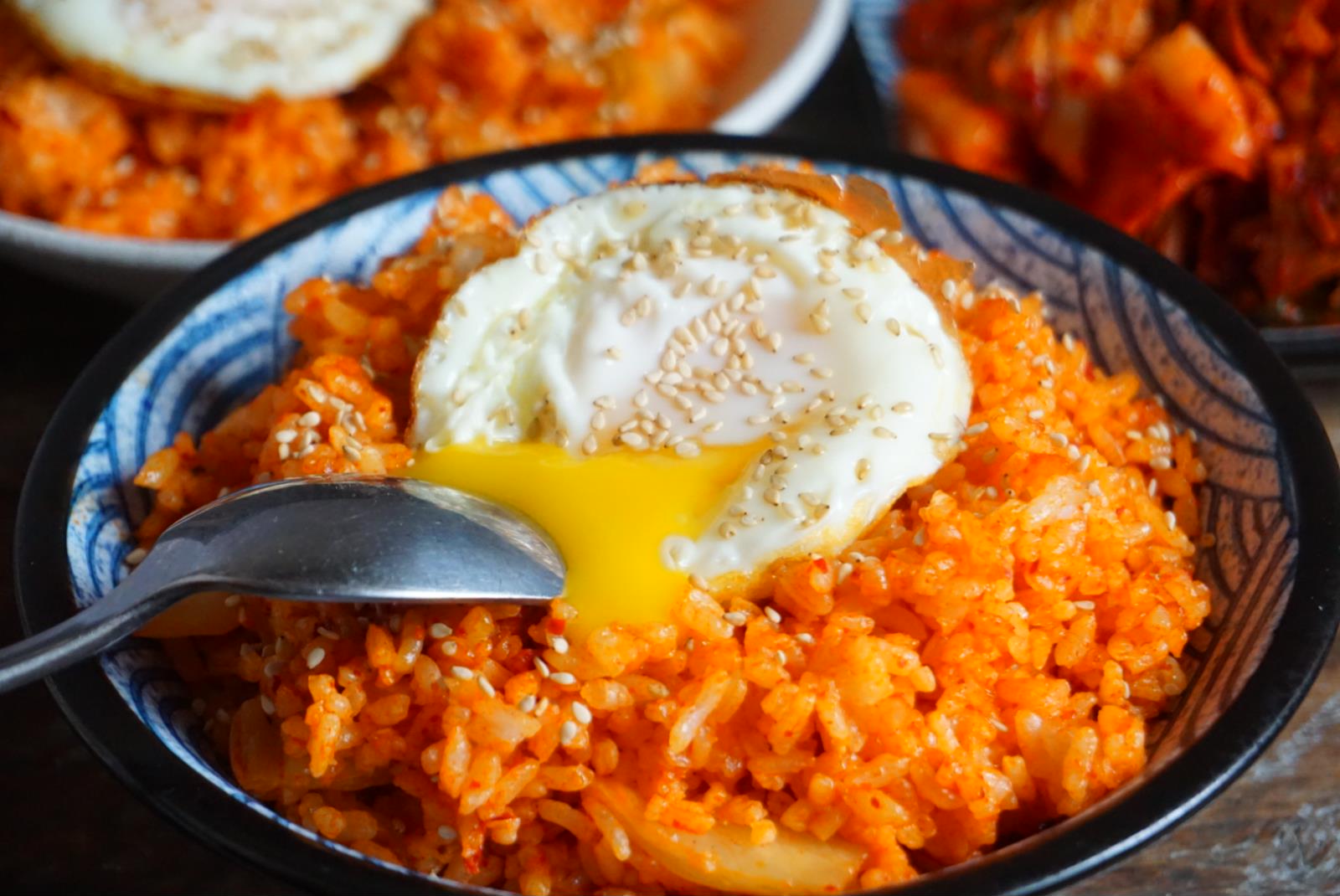 教你做好辣白菜炒饭上煎蛋的小诀窍,底部焦香表面嫩滑,内部流心