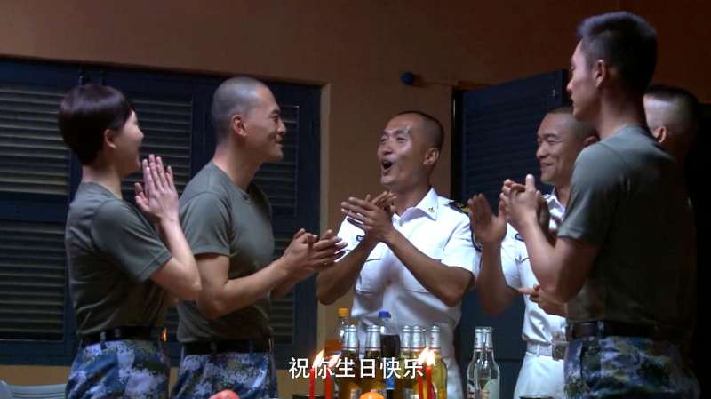 火蓝刀锋：张冲过生日，俩师傅准备晚宴，感动得张冲热泪盈眶,影视,军旅,好看视频