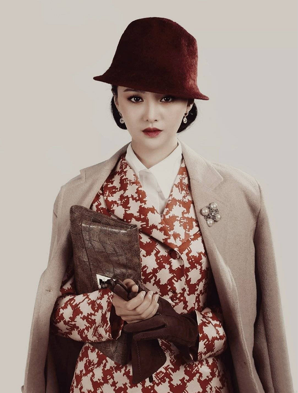 郑爽"民国风"造型曝光,戴礼帽穿风衣又a又飒,仿佛看到范冰冰