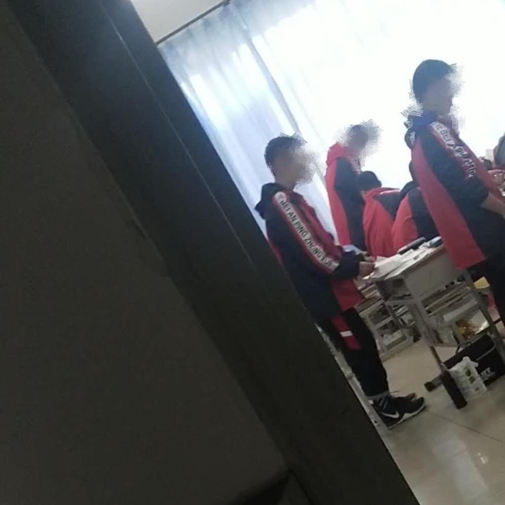 衡水一中学疑放假前上课让学生罚站罚蹲 家长担心开学后教育状态