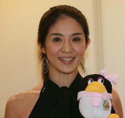 44岁杨采妮近照,被誉为"玉女掌门人"美称,带有爱心做慈善