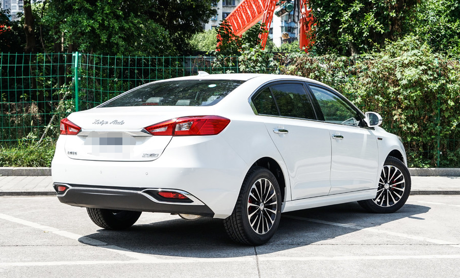 众泰z560霸气时尚的外观,内饰造型新颖,满足了我的虚荣心!